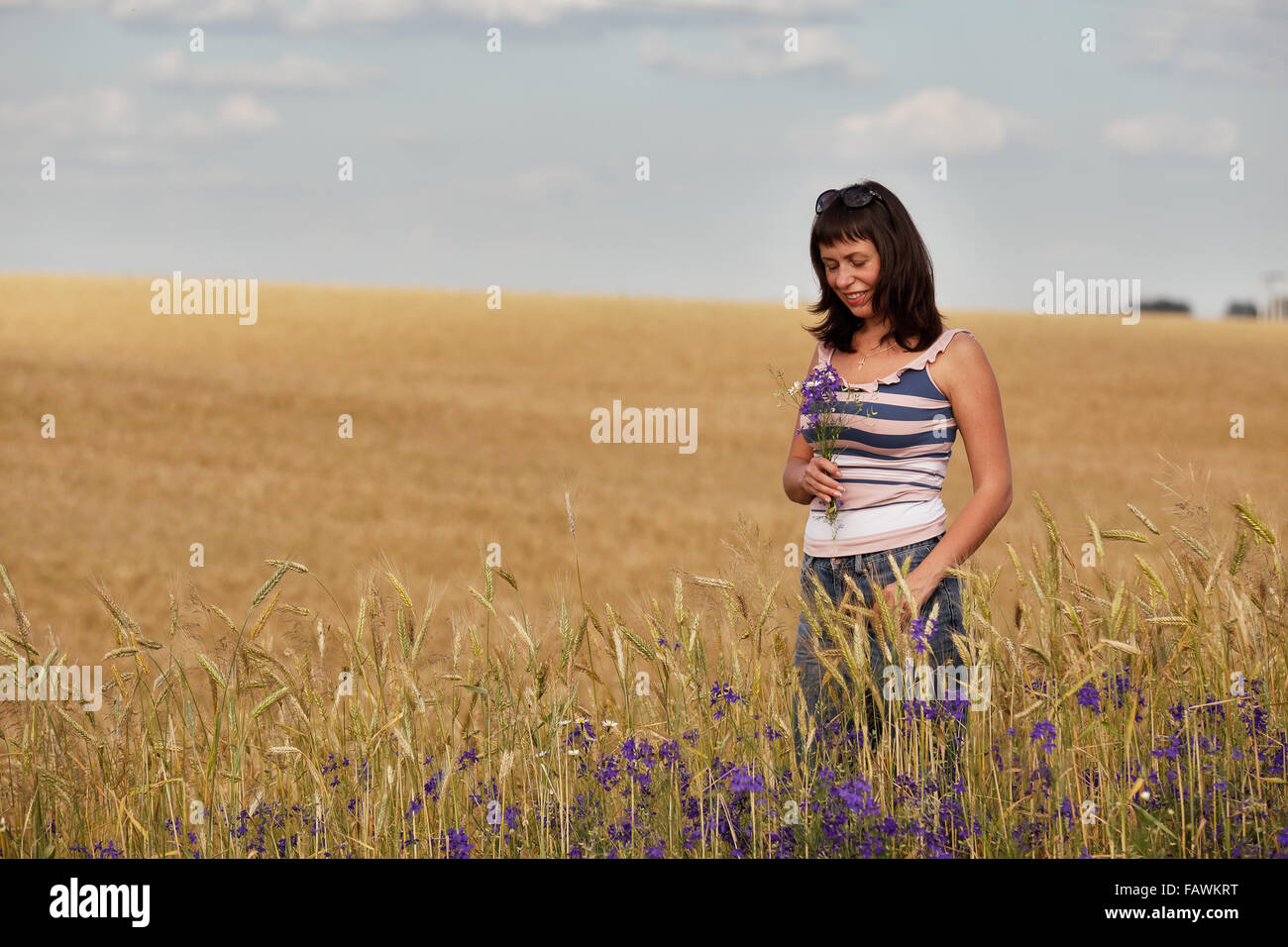Mitte Erwachsenfrauen in einem Feld mit Blumen Stockfoto
