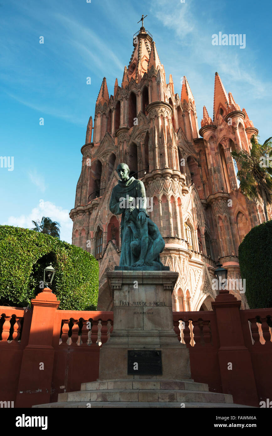 Pfarrkirche und Statue; San Miguel de Allende, Guanajuato, Mexiko Stockfoto