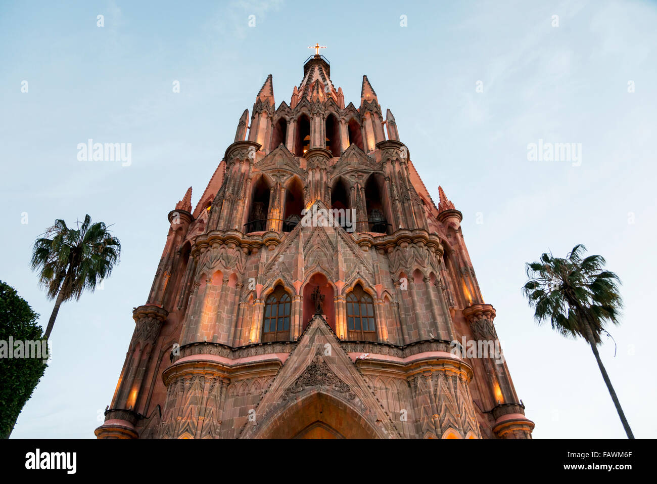 Kirchengebäude mit Palmen auf beiden Seiten; San Miguel de Allende, Guanajuato, Mexiko Stockfoto