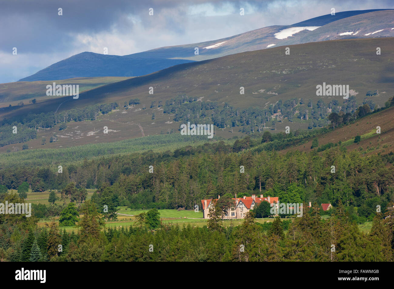 Mar Lodge im Wald unterhalb der Cairngorm Berge - in der Nähe von Braemar, Deeside, Aberdeenshire, Schottland. Stockfoto