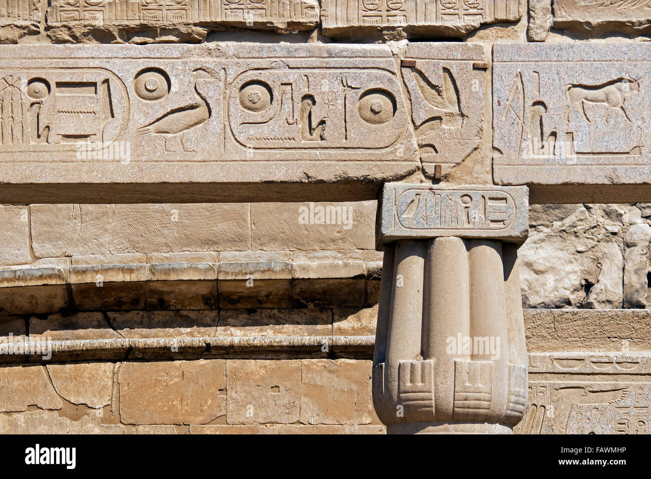 Detail mit antiken ägyptischen Hieroglyphen an Wand des Luxor-Tempels in Ägypten Stockfoto