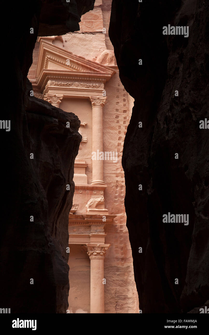 Al Khazneh / The Treasury von al-Siq gesehen / The Siq / die Welle, Haupteingang, die antike Stadt Petra, Süden von Jordanien Stockfoto