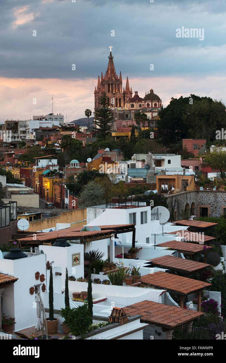 Stadtbild mit Pfarrkirche; San Miguel de Allende, Guanajuato, Mexiko Stockfoto