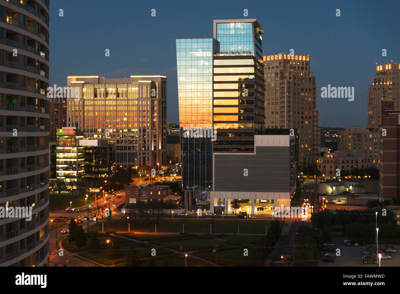 Gebäude in der Dämmerung Sonnenlicht reflektiert; Dallas, Texas, Vereinigte Staaten von Amerika Stockfoto