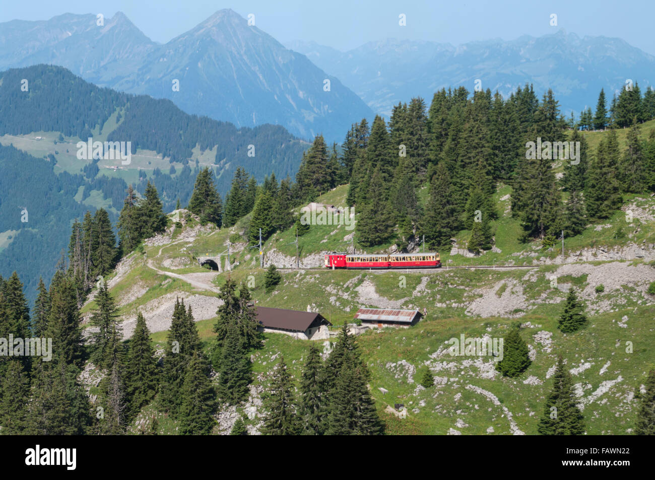 Historische elektrische Eisenbahn von der Schynige Platte Bahn SPB-Zahnradbahn in der Nähe der Bergstation in den Berner Alpen. Kanton Bern, Schweiz. Stockfoto
