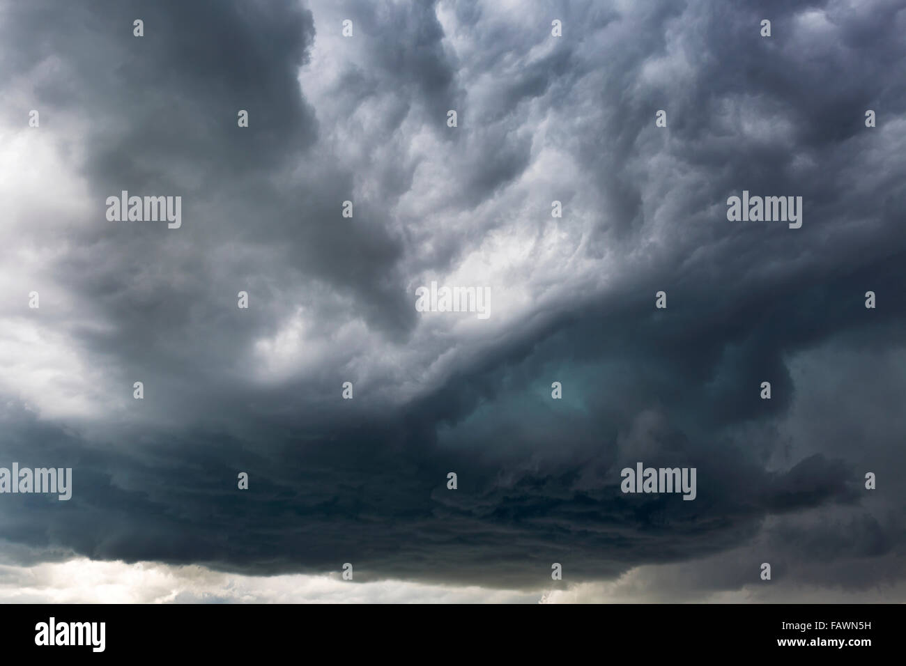 Dramatische dunkle Gewitterwolken; Calgary, Alberta, Kanada Stockfoto