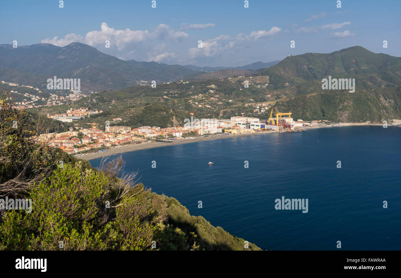 Blick auf die Küste Stadt Riva Trigoso, Ligurien, Italien und den Schiffbau dockt an. Stockfoto