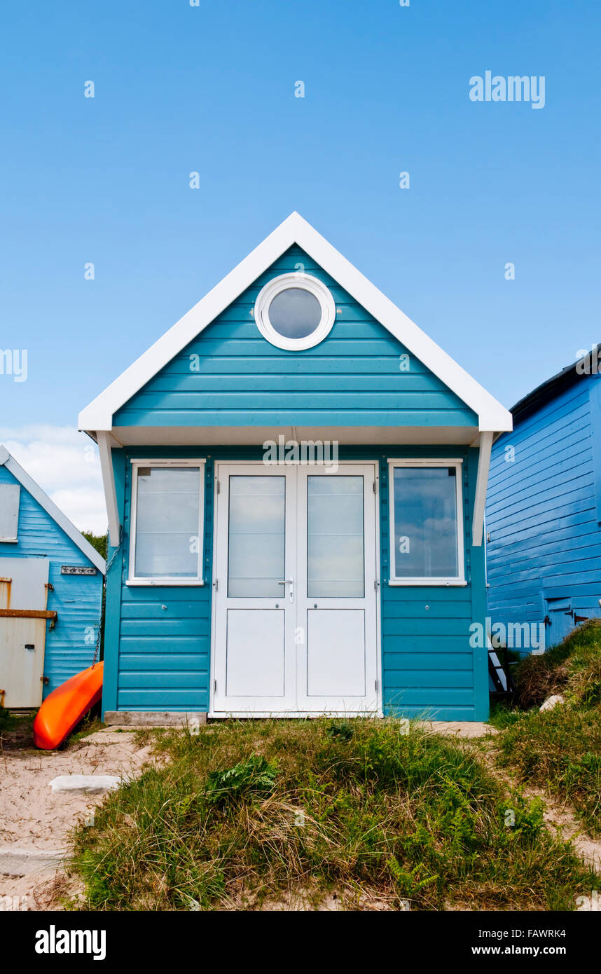 Eine blaue und weiße Strandhütte an Mudeford Sandbank, Hengistbury Head, in der Nähe von Christchurch, Dorset, Großbritannien Stockfoto