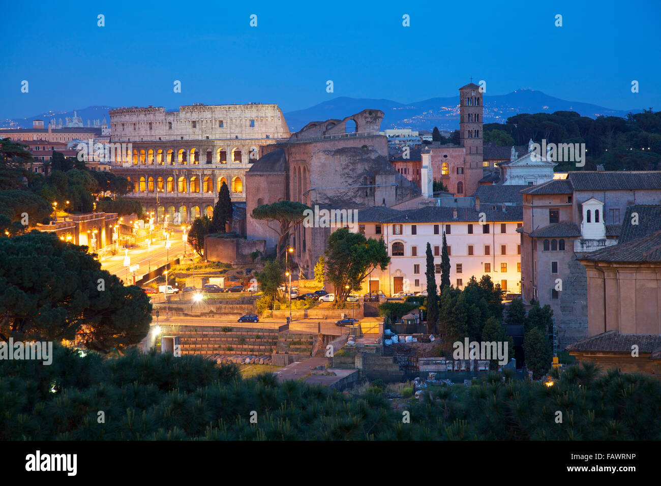 Fori Romani in der Nacht, Roma, Italia Stockfoto