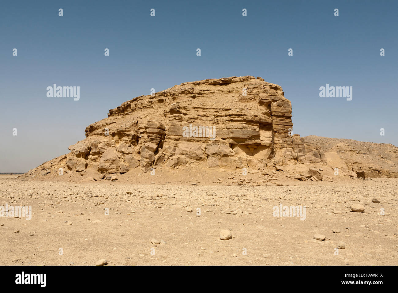 Blick auf Geier Felsen am Eingang zum Hellal Wadi el Kab, alte Nekheb in der östlichen Wüste Oberägyptens Stockfoto