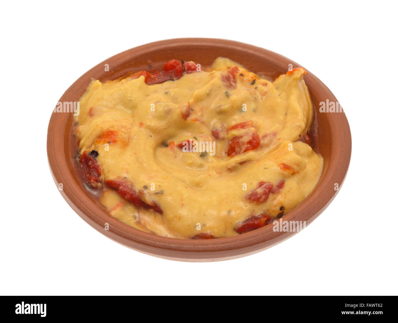 Eine kleine Schüssel mit einer Portion Hummus mit Paprika isoliert auf einem weißen Hintergrund. Stockfoto