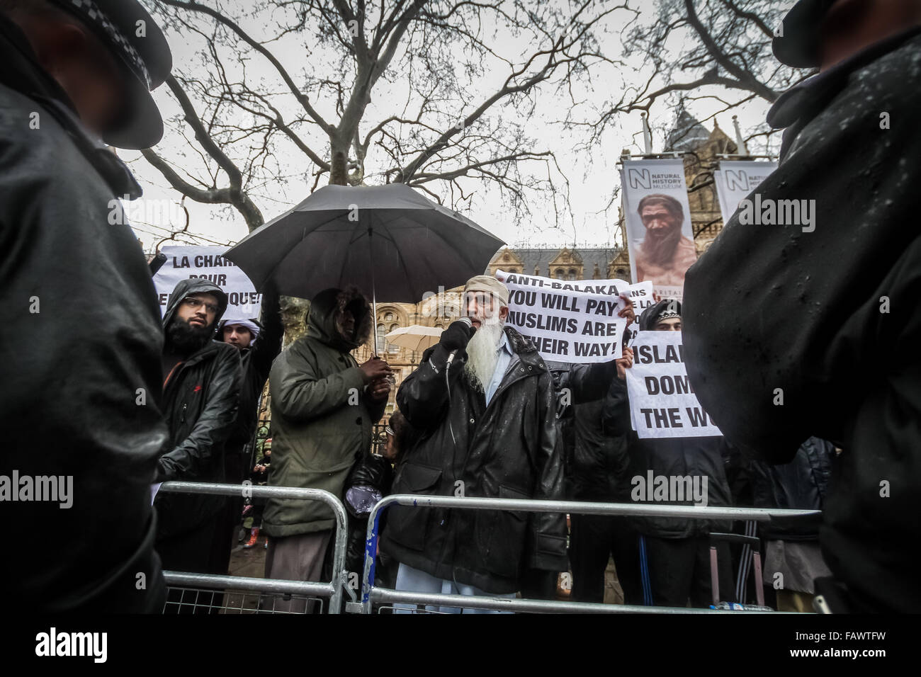 Datei-IMAGES: London, UK. 5. Januar 2016. Datei-Images von 14.02.2014: britische Islamist Shah Jahan Kahn (weißen Bart) von Luton von der Polizei für die Unterstützung einer verbotenen Organisation angeblich Einladung belastet wurde. Khan, 62, wurde nach einer Untersuchung durch die Metropolitan Police Counter Terror Befehl verhaftet. Khan trommelte, Unterstützung für Islamische Staat durch Verteilen von Flugblättern in der Oxford Street. Hier bei einem islamistischen Protest im Februar 2014 organisiert von radikalen Anjem Choudary gegenüber der französischen Konsulat Kredit gesehen: Guy Corbishley/Alamy Live News Stockfoto