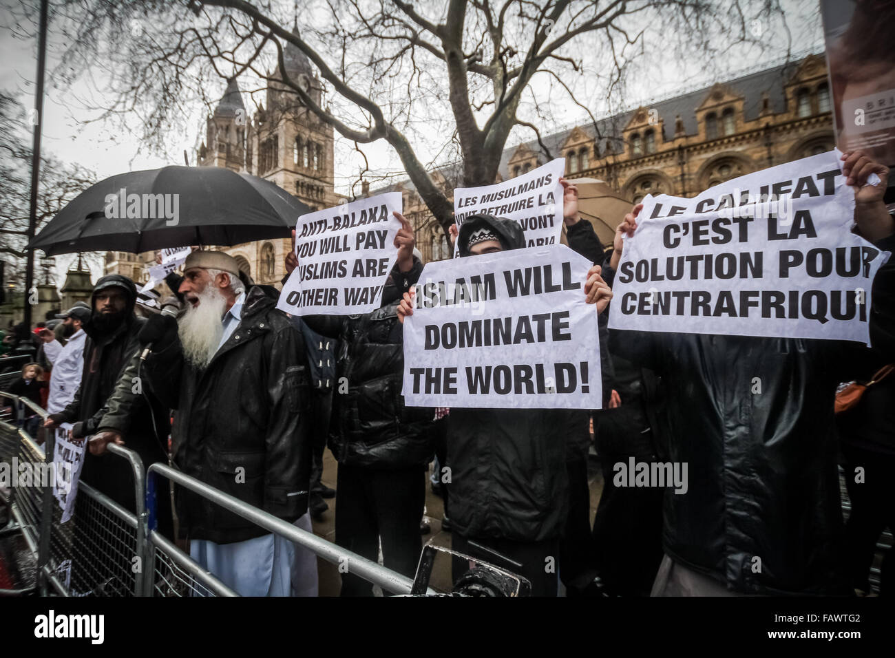 Datei-IMAGES: London, UK. 5. Januar 2016. Datei-Images von 14.02.2014: britische Islamist Shah Jahan Kahn (links, weißen Bart) von Luton von der Polizei für die Unterstützung einer verbotenen Organisation angeblich Einladung belastet wurde. Khan, 62, wurde nach einer Untersuchung durch die Metropolitan Police Counter Terror Befehl verhaftet. Khan trommelte, Unterstützung für Islamische Staat durch Verteilen von Flugblättern in der Oxford Street. Hier bei einem islamistischen Protest im Februar 2014 organisiert von radikalen Anjem Choudary gegenüber der französischen Konsulat Kredit gesehen: Guy Corbishley/Alamy Live News Stockfoto