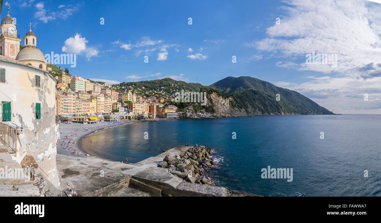 Panoramablick von der Küstenstadt von Camogli, Ligurien, Italien, am Strand entlang. Stockfoto