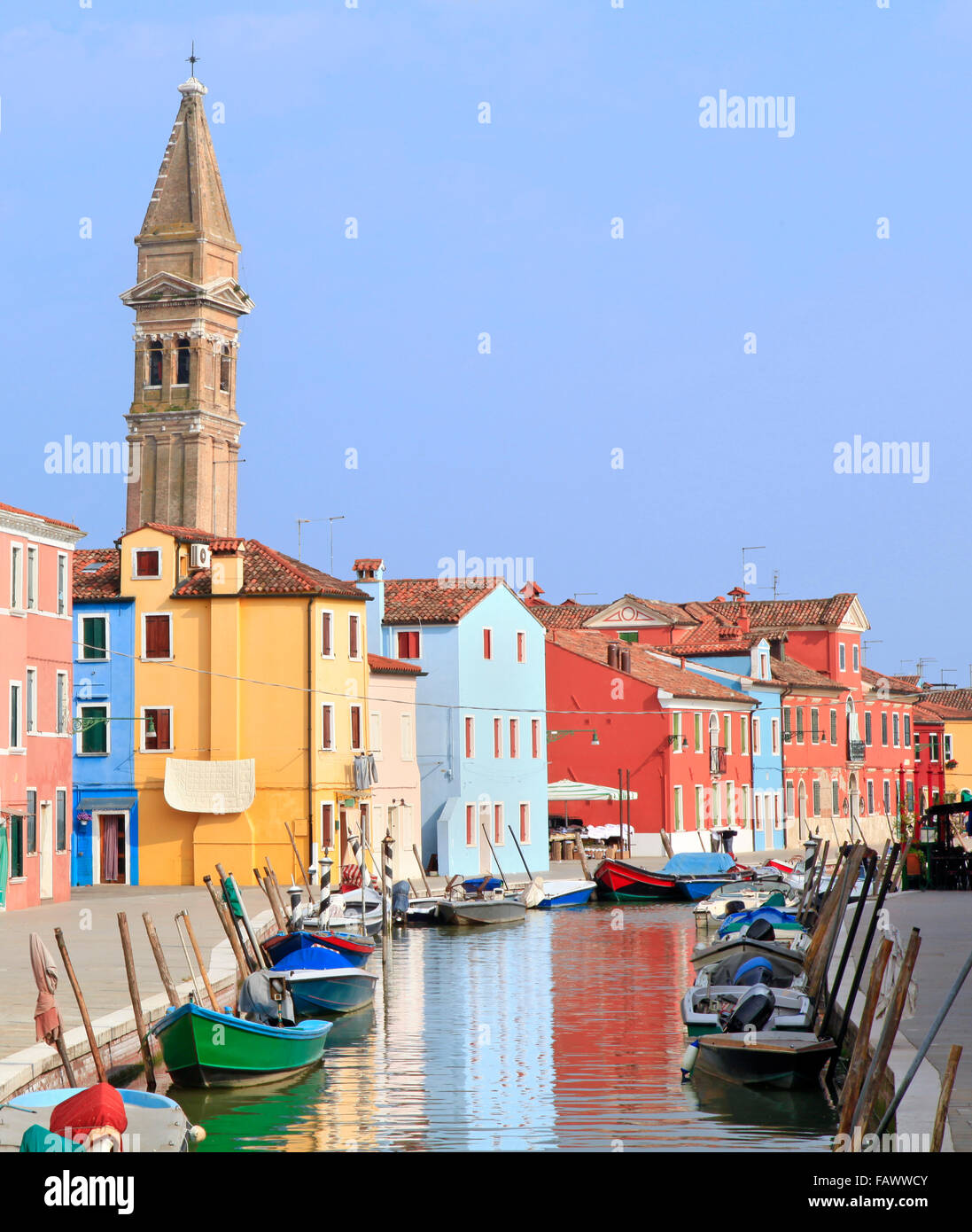 Kanal in Burano in der Nähe von Venedig, Italien Stockfoto
