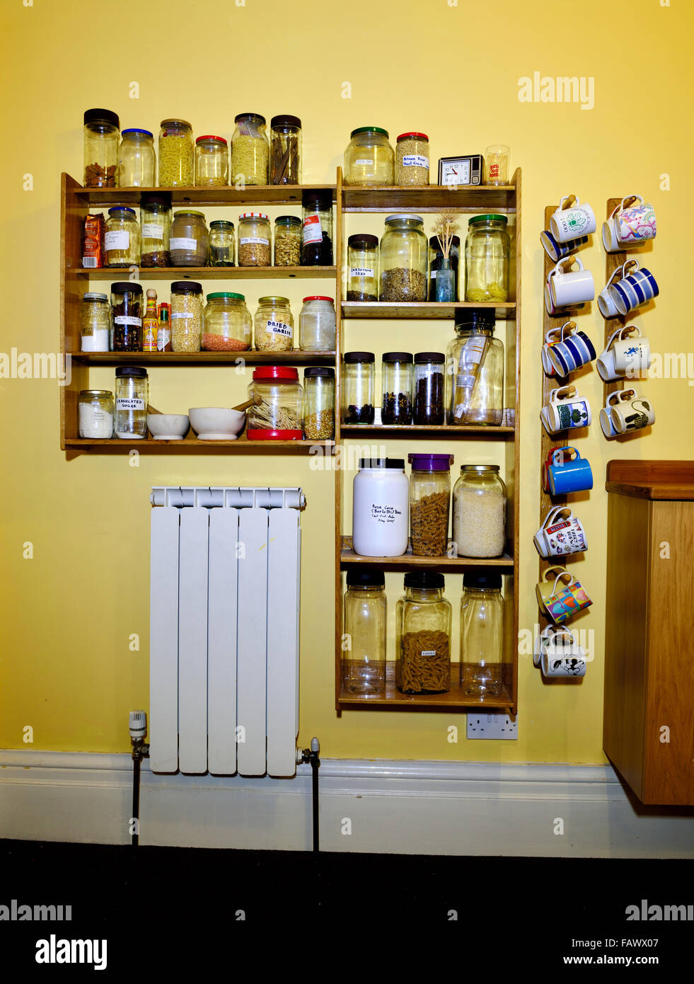 Benutzerdefinierte Eiche Holz Küchenregale und hängenden Tassen im Inland Haus England Stockfoto