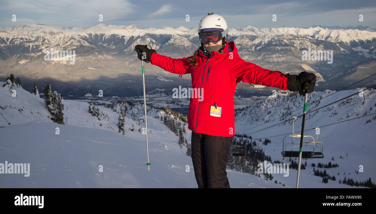 Ein Skifahrer auf einem Berg mit Blick auf die kanadischen Rocky Mountains, Banff National Park; Alberta, Kanada Stockfoto