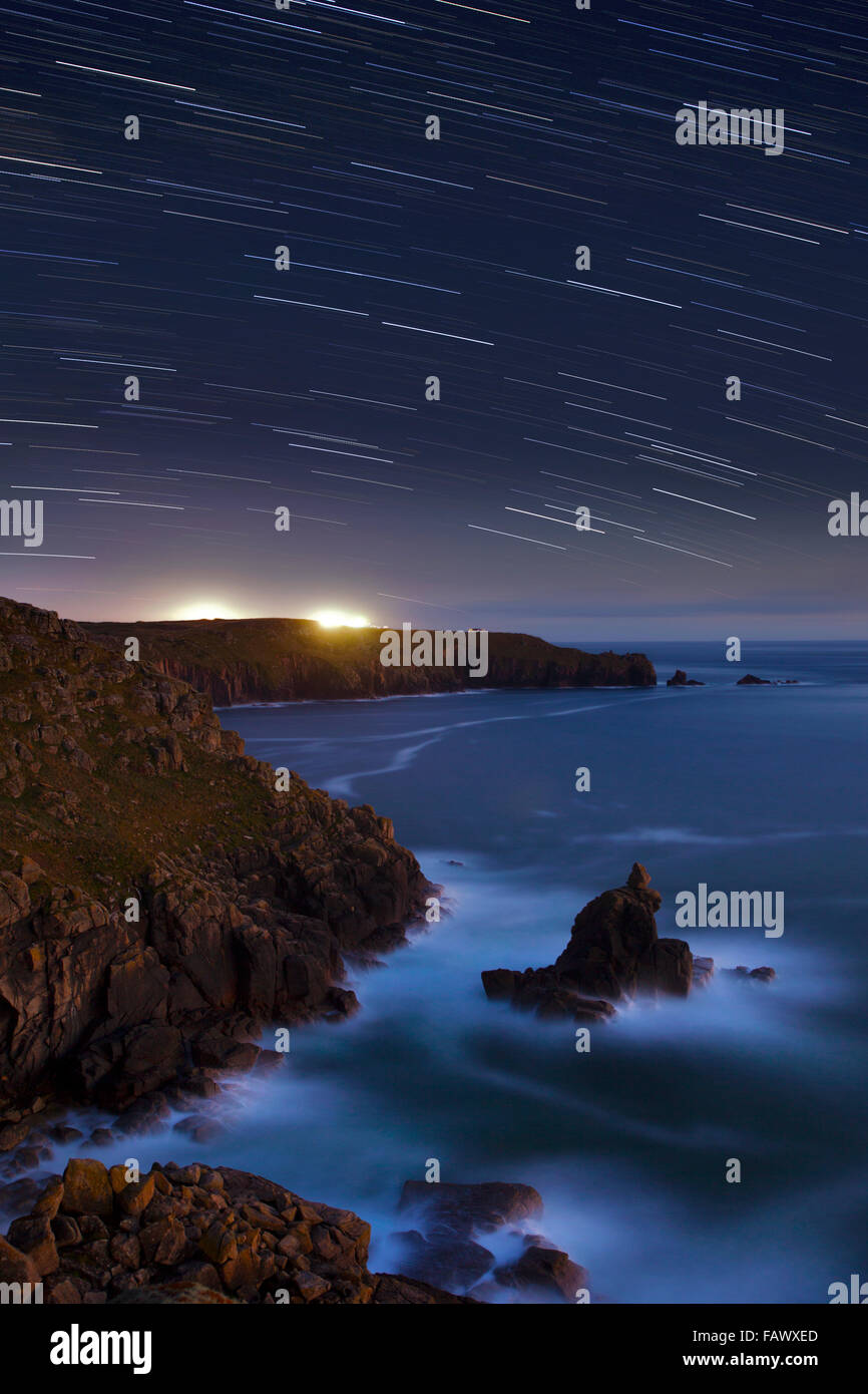 Star Trails über Land Ende lange Verschlusszeit Geschwindigkeit; Cornwall; UK Stockfoto