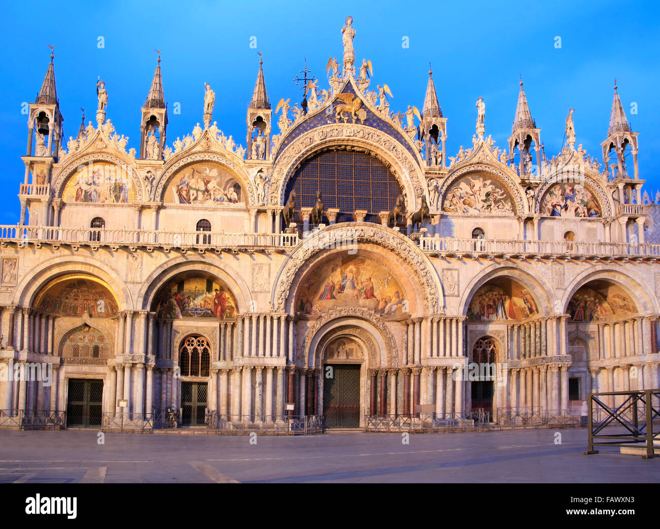 Die Fassade der Basilica di San Marco in der Abenddämmerung, Venedig, Italien Stockfoto