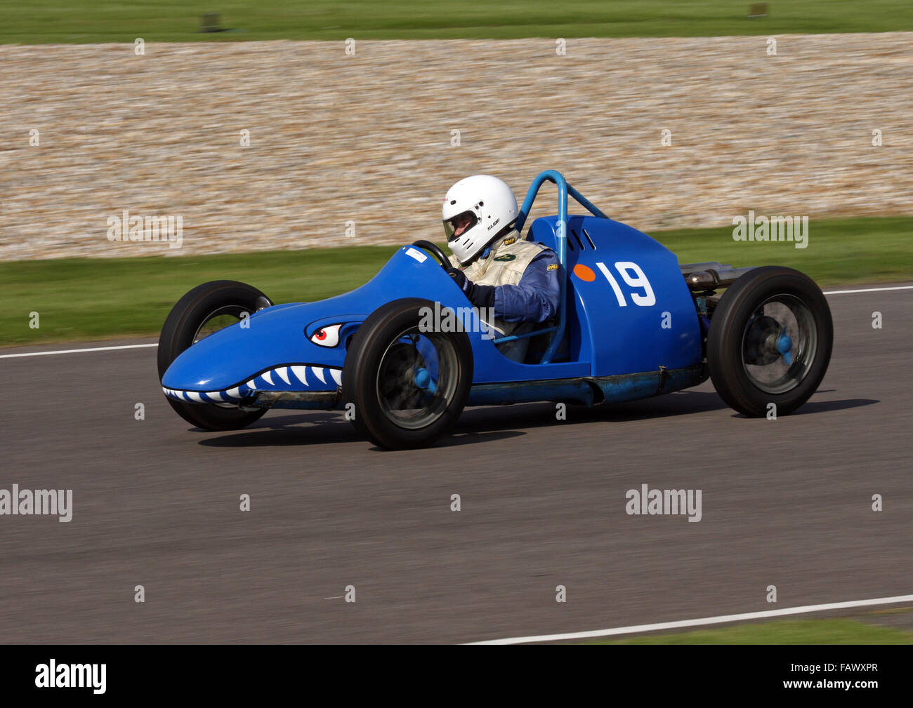 J.b. Jones Rennwagen eine Cousy-Triumph 500cc Formel 3 am Goodwood Revival Rennen treffen, in der Earl of March Trophy Rennen. Stockfoto