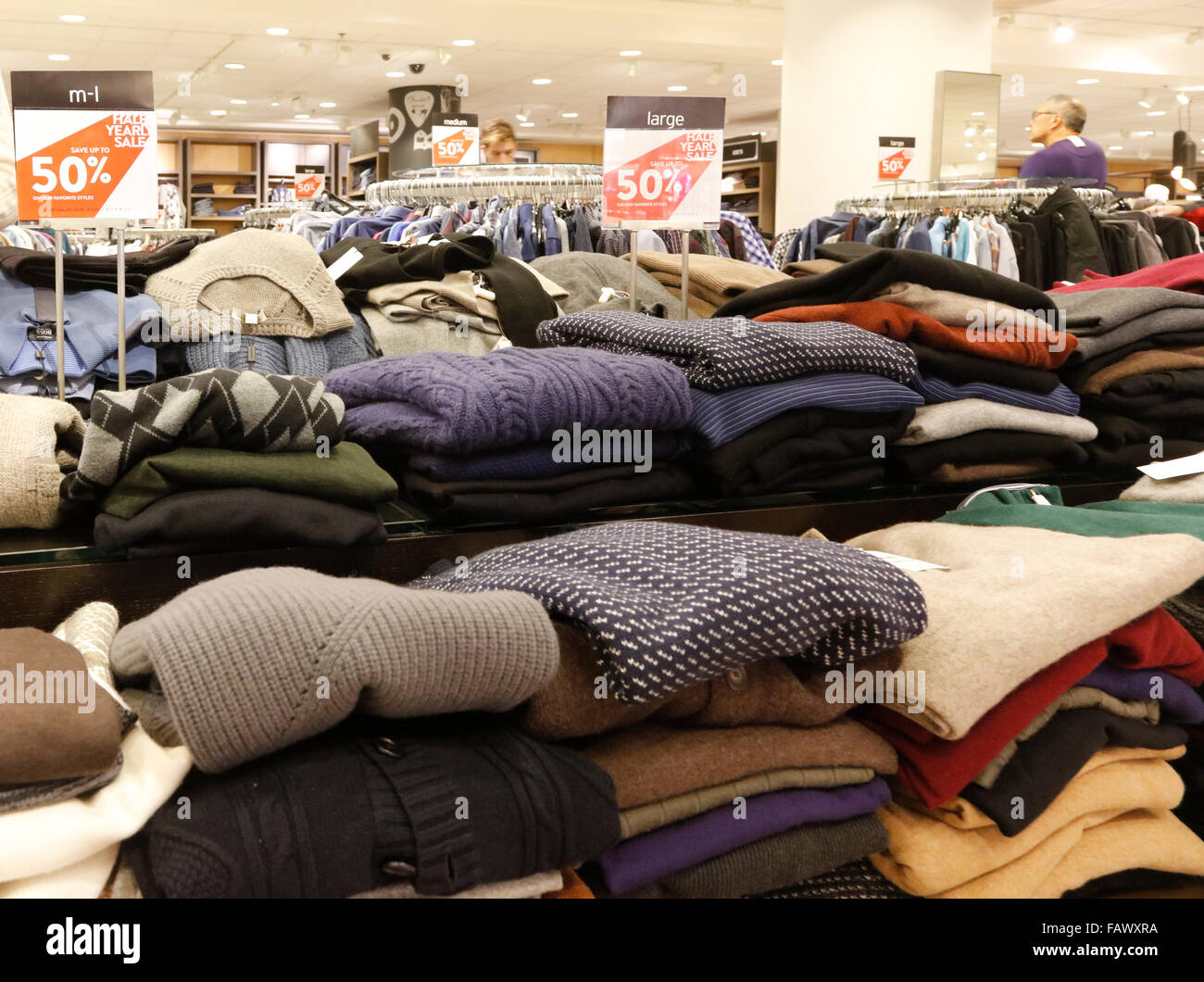 Pullover zum Verkauf an Kaufhaus Nordstrom, Innenstadt von Seattle, Washington State, USA Stockfoto