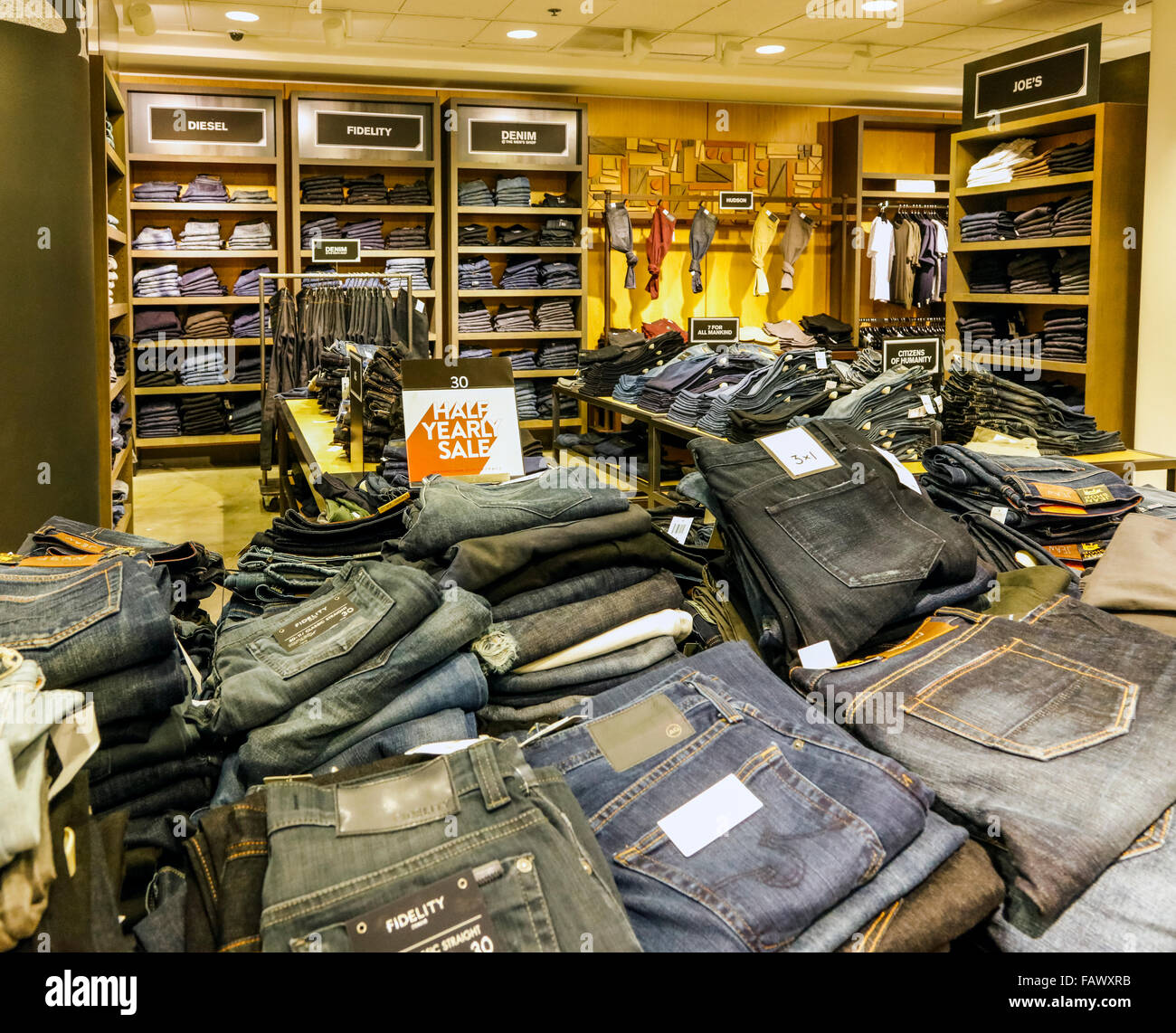 Jeans zum Verkauf an Kaufhaus Nordstrom, Innenstadt von Seattle, Washington State, USA Stockfoto