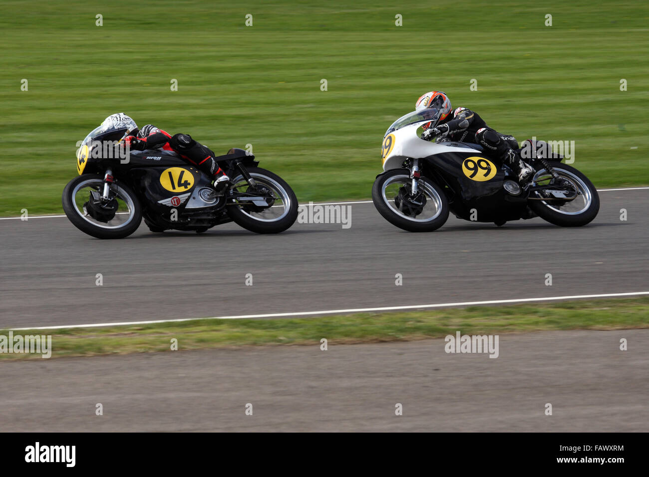 Nr. 14 Norton Manx 500 von Ian Bain & Steve Brogan vor oder Nr. 99 Norton Manx 500 von Duncan Fitchett & Jeremy Mc Williams. Stockfoto