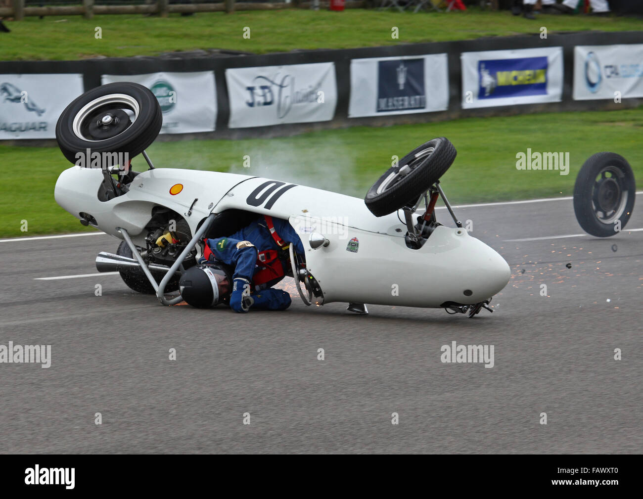 Cooper Norton Mk8 schleudern zusammen starten beenden gerade, Kopf beim Goodwood Revival treffen 2015. Graf von März Trophy. Stockfoto