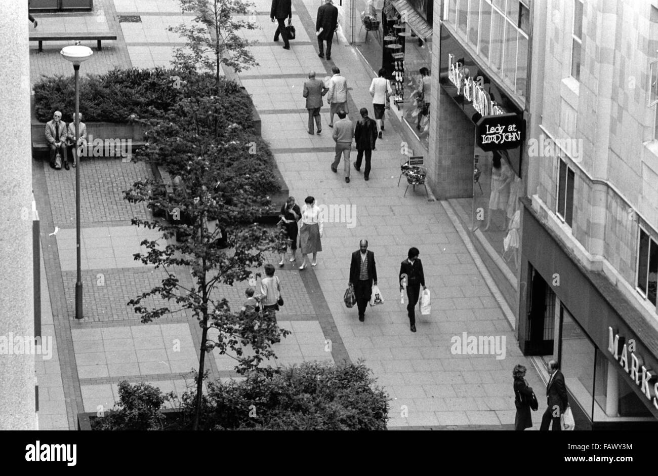 Darley Street, Bradford, West Yorkshire, Großbritannien. 1982 Schwarz-Weiß monochrome Archiv Blick von Dachterrasse mit Fußgänger zu Fuß und paar auf Bank sitzend Stockfoto