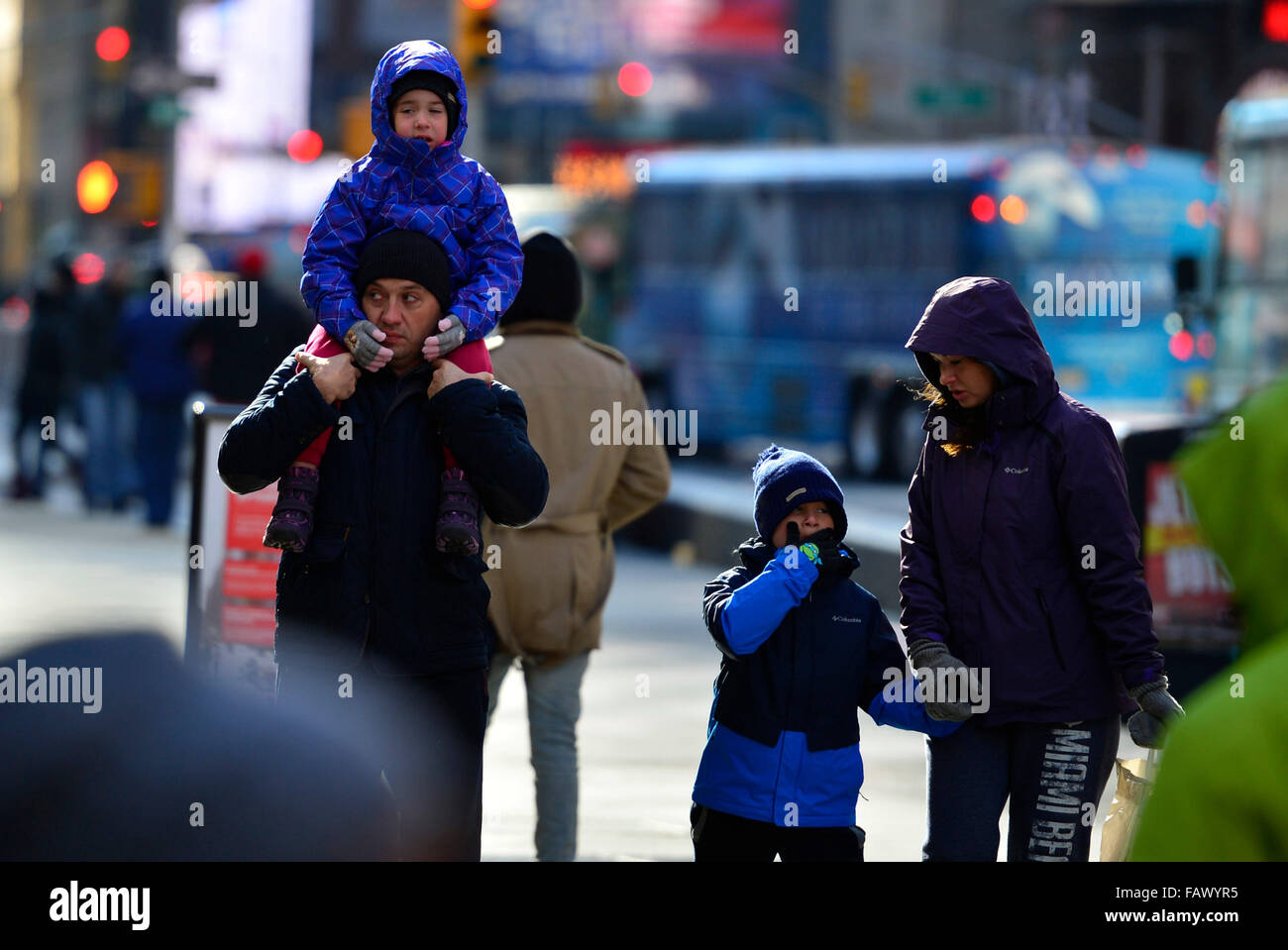 Peking, China. 5. Januar 2016. Menschen gehen über den Times Square in New York City, USA am 5. Januar 2016. Nach den Prognosen der US National Weather Service Gesicht nordöstlichen Teile von New York und New Jersey die kälteste Luft der Saison wie eine Kaltfront aus dem Westen bewegt. © Wang Lei/Xinhua/Alamy Live-Nachrichten Stockfoto