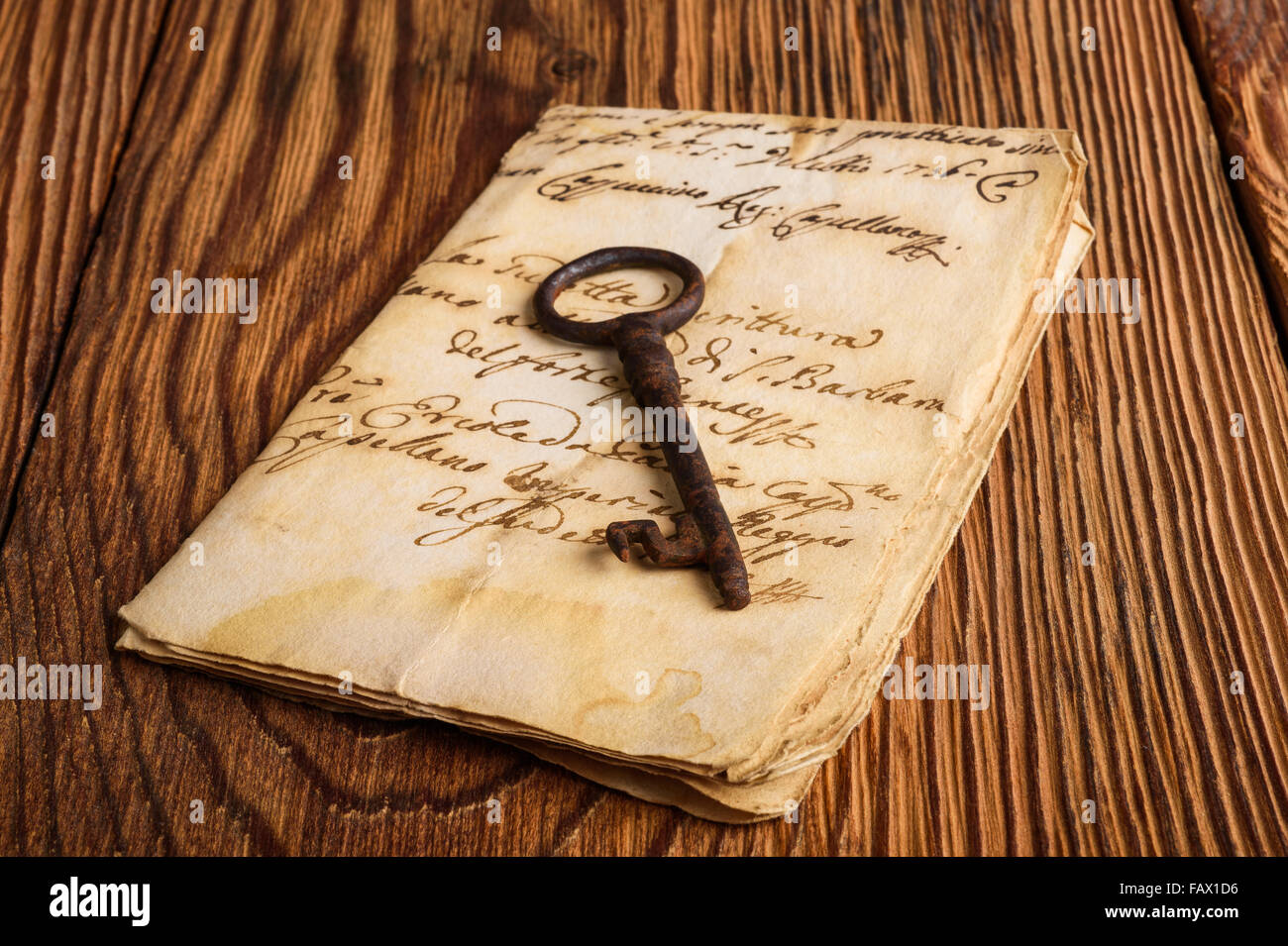 Alte Schlüssel auf Briefhintergrund Stockfoto