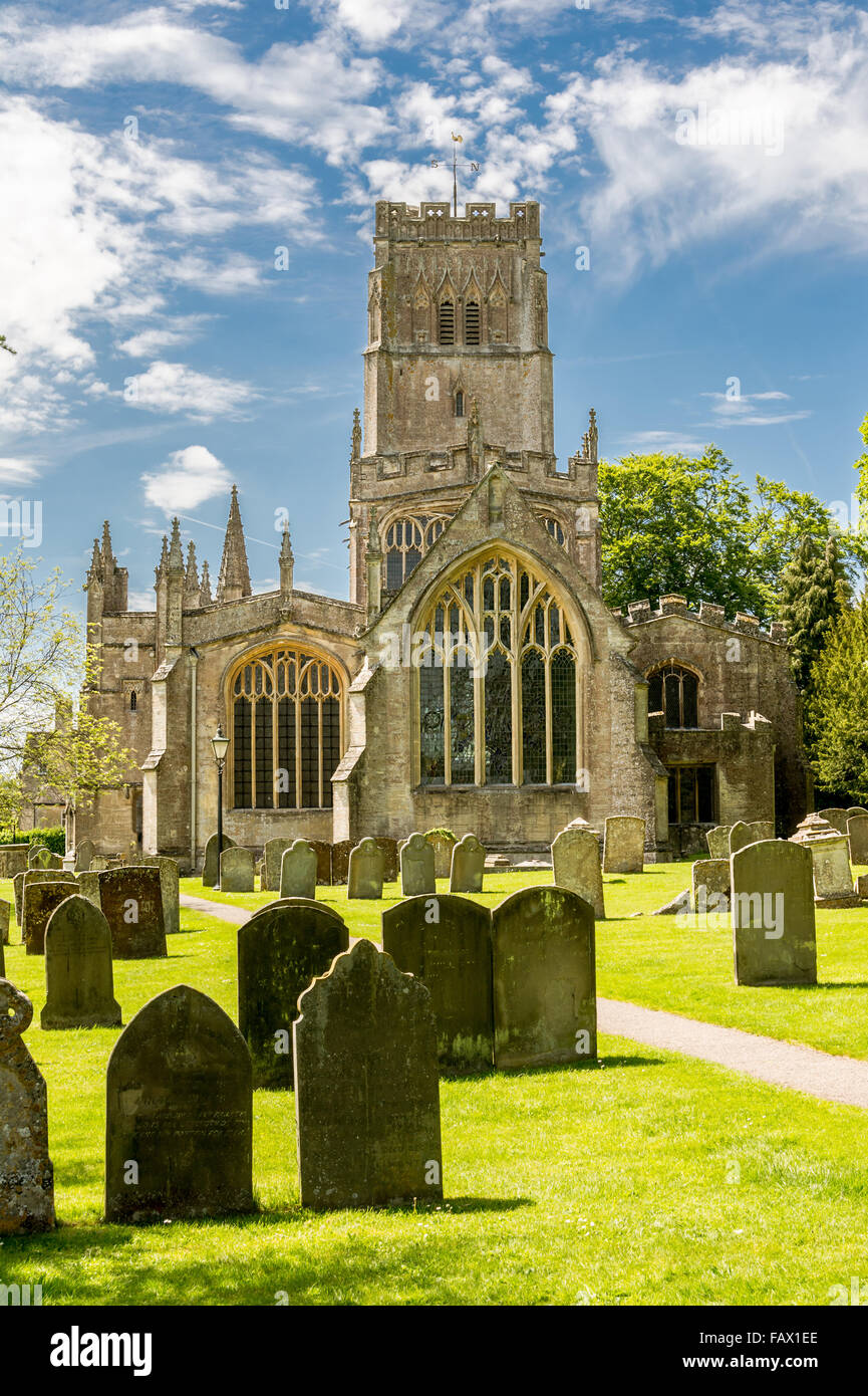 In der kleinen Gloucestershire Cotswold Stadt Northleach Anspruch der Kirche St. Peter und St. Paul liegt auf 12' th Jahrhundert Herkunft. Stockfoto