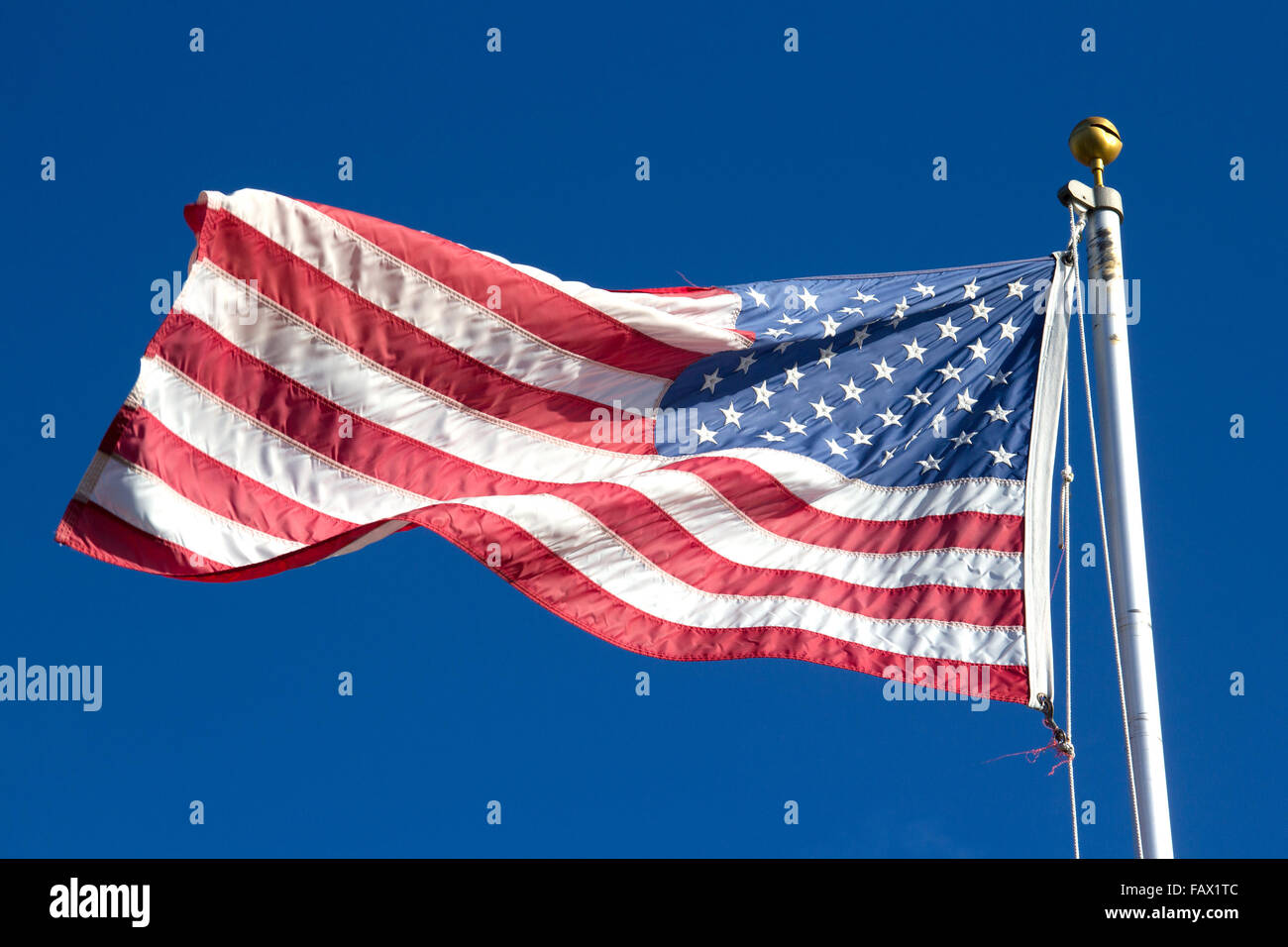 USA-Fähnchen im Wind am blauen Himmel Stockfoto