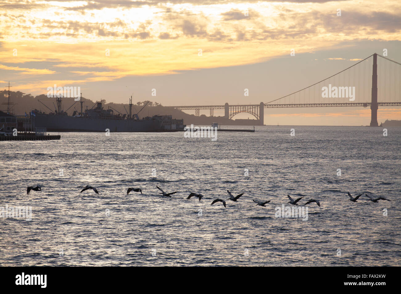 Golden Gate Bridge von San Francisco Bay bei Sonnenuntergang Stockfoto