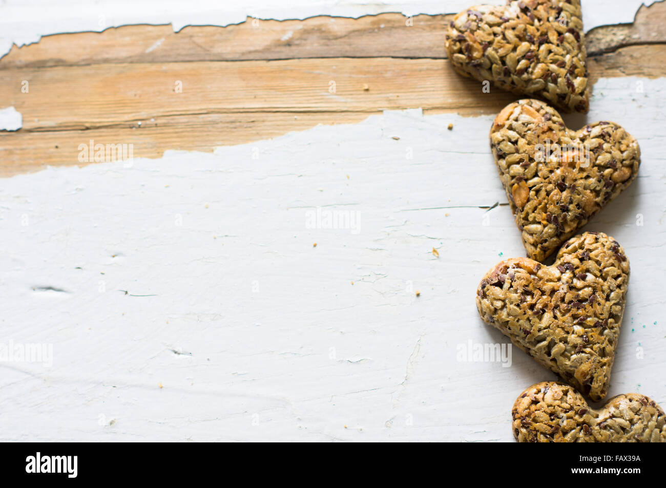 Östlichen Süßigkeiten: herzförmige Baklava mit den Muttern, Nahaufnahme des östlichen süßes Dessert Stockfoto