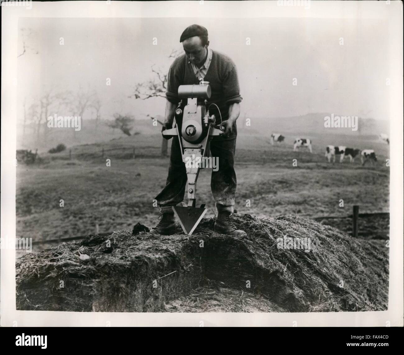 1965 - Hof Cut-Up: Ein neues Werkzeug schneiden Silage, Torf und Hof Dnger  in Hhe von 12 Fu, die eine Minute bei einer Landwirtschaftsausstellung in  London nchsten Monat gesehen werden. "Silo-Aide'' genannt,