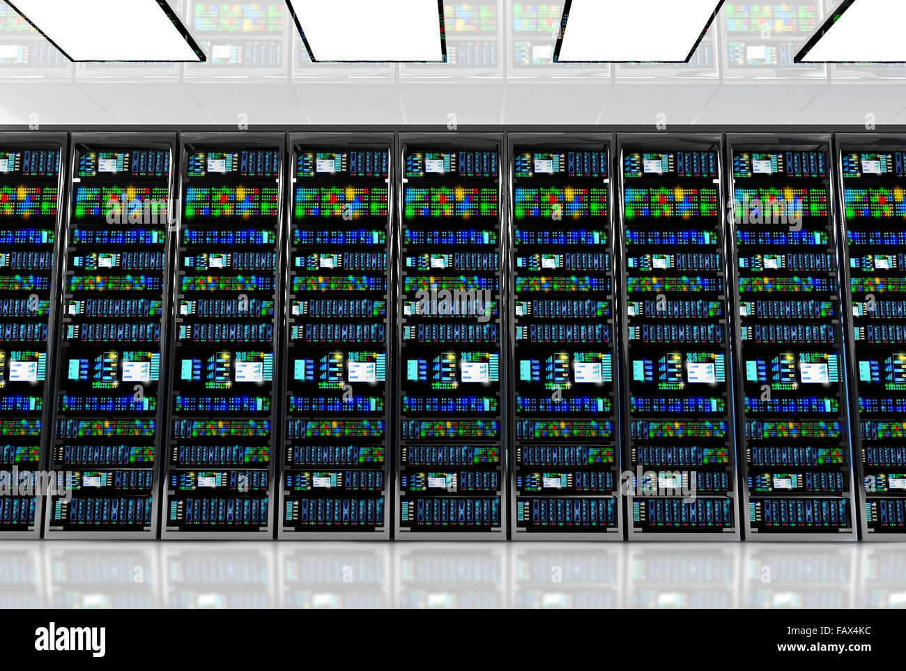 Terminal-Monitor im Serverraum mit Server-Racks im Rechenzentrum Interieur Stockfoto