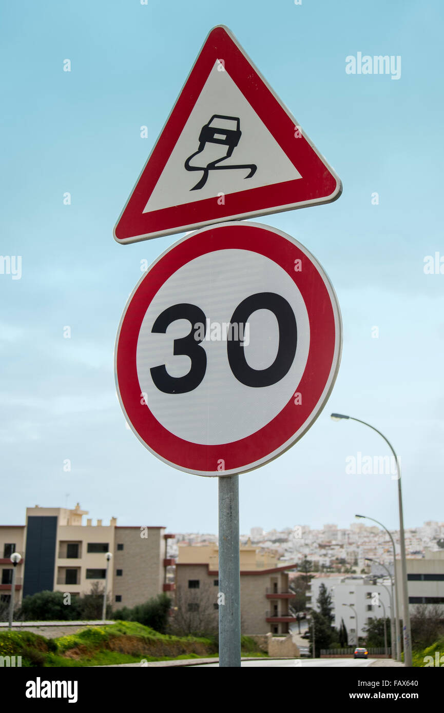 30 km/h Schild und Gefahr des Autos schleudern unterwegs. Stockfoto