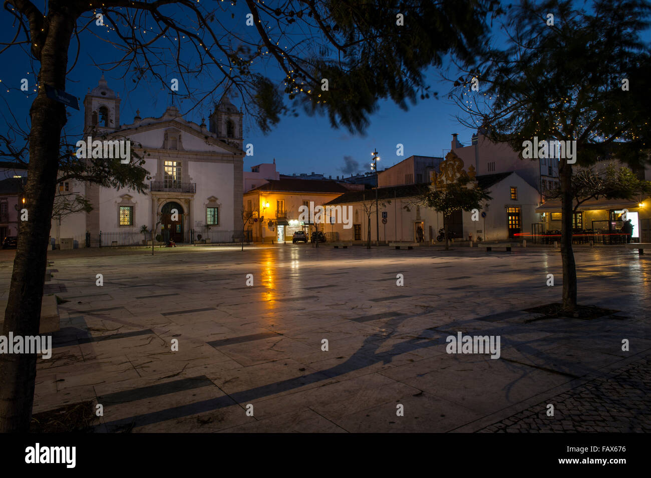 Infante Dom Henrique-Platz und die Kirche Santa Maria in Lagos, Algarve, Portugal in der Nacht Stockfoto