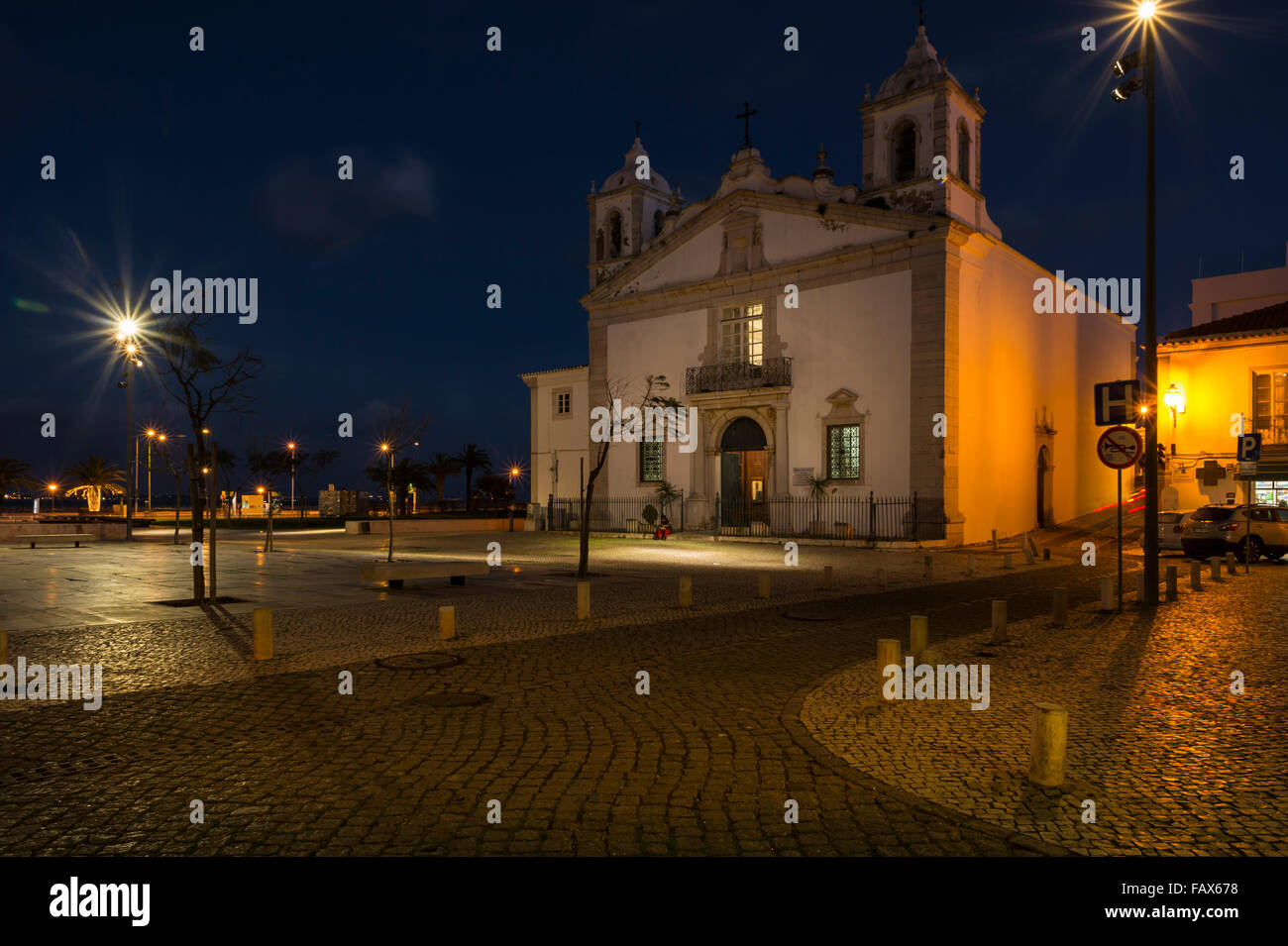 Infante Dom Henrique-Platz und die Kirche Santa Maria in Lagos, Algarve, Portugal in der Nacht Stockfoto