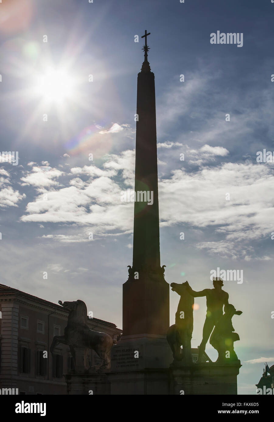 Fontana dei Dioscuri und Obelisk im Palazzo del Quirinale; Rom, Italien Stockfoto