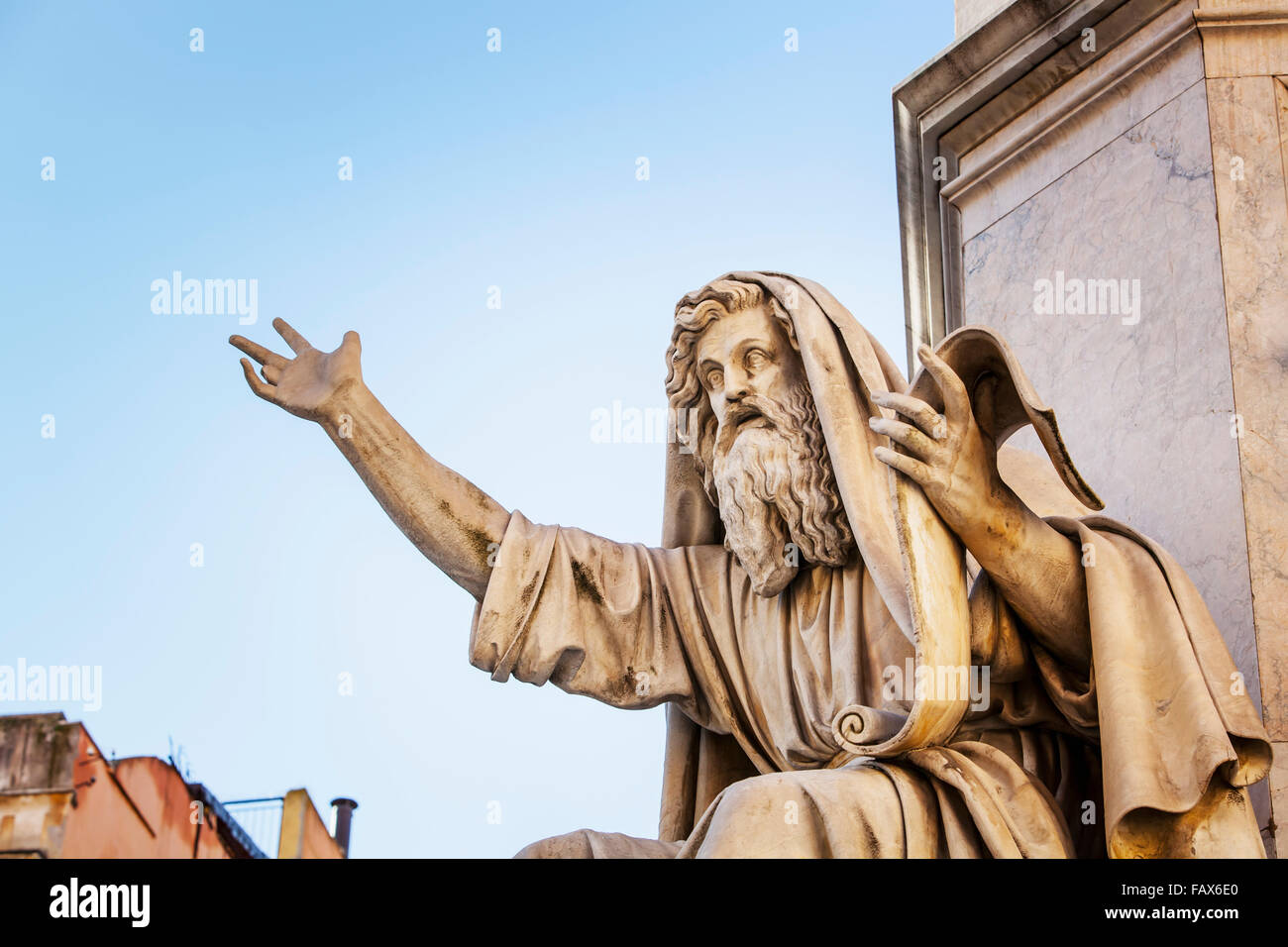 Statue des historischen männliche Figur hält eine Schriftrolle und sprechen; Rom, Italien Stockfoto
