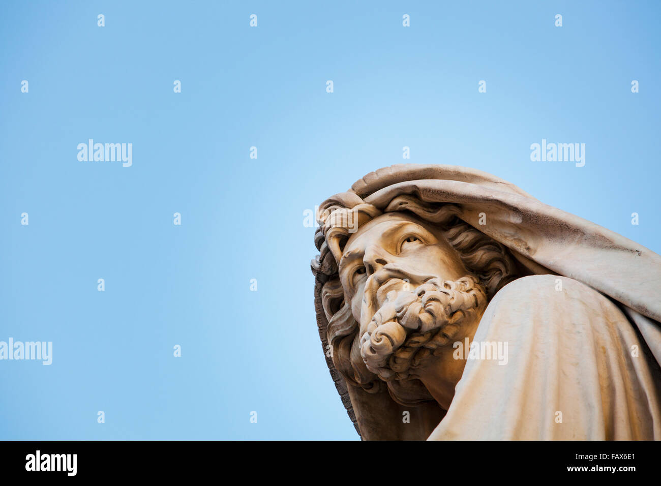 Niedrigen Winkel Ansicht der Statue des männlichen Figur vor einem blauen Himmel; Rom, Italien Stockfoto