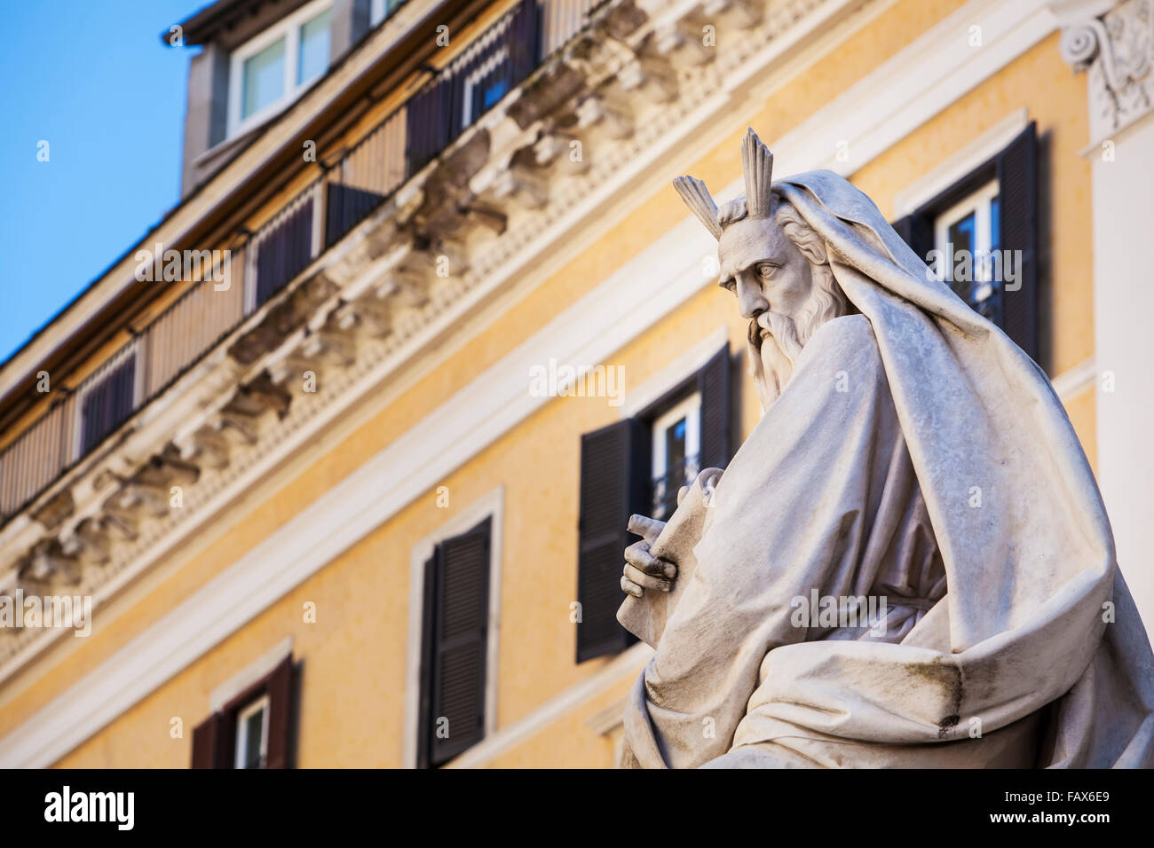 Statue des historischen männliche Figur und gelbe Gebäude; Rom, Italien Stockfoto