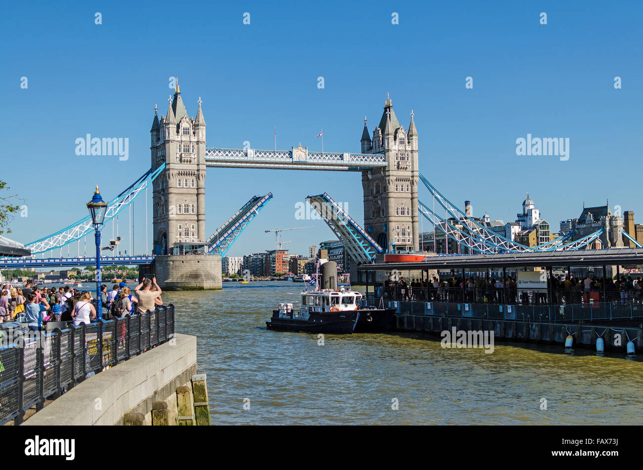 Tower Bridge öffnen nach einem vorbeifahrenden Boot Stockfoto