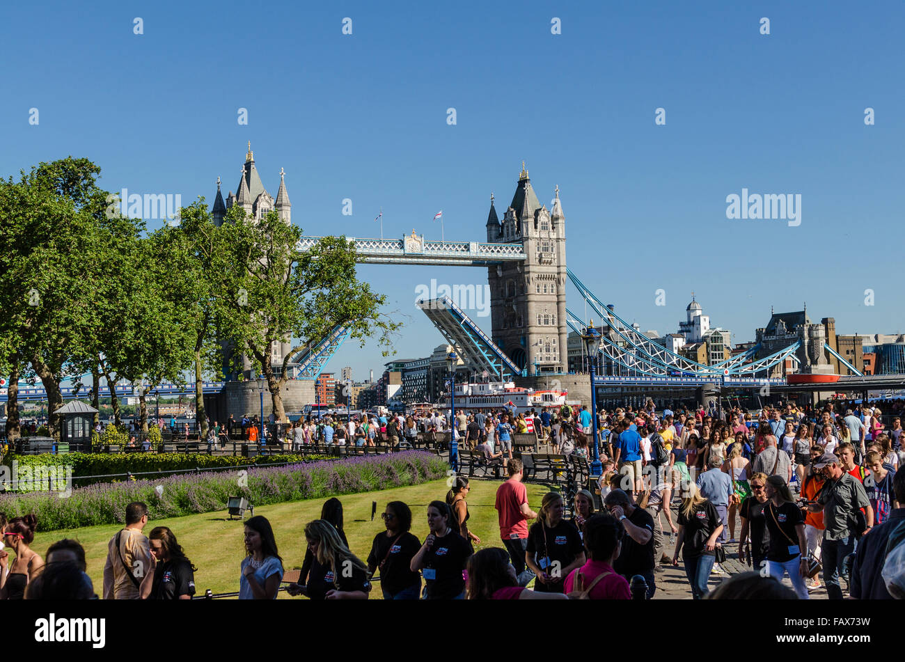 Tower Bridge öffnen für die Übergabe von Boot Stockfoto