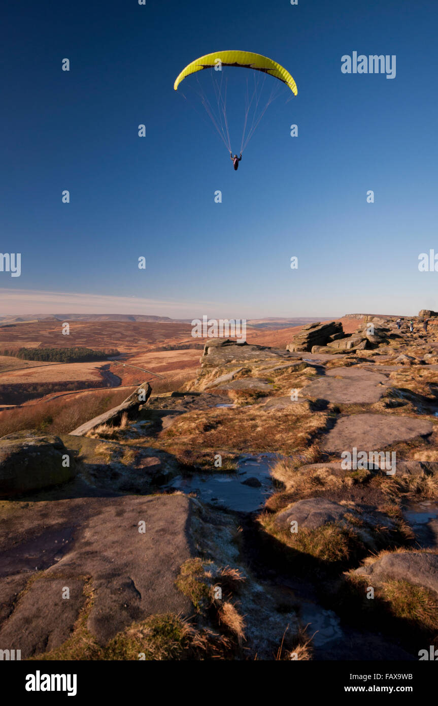 Gleitschirm fliegen aus Stanage Edge im Peak District National Park Stockfoto