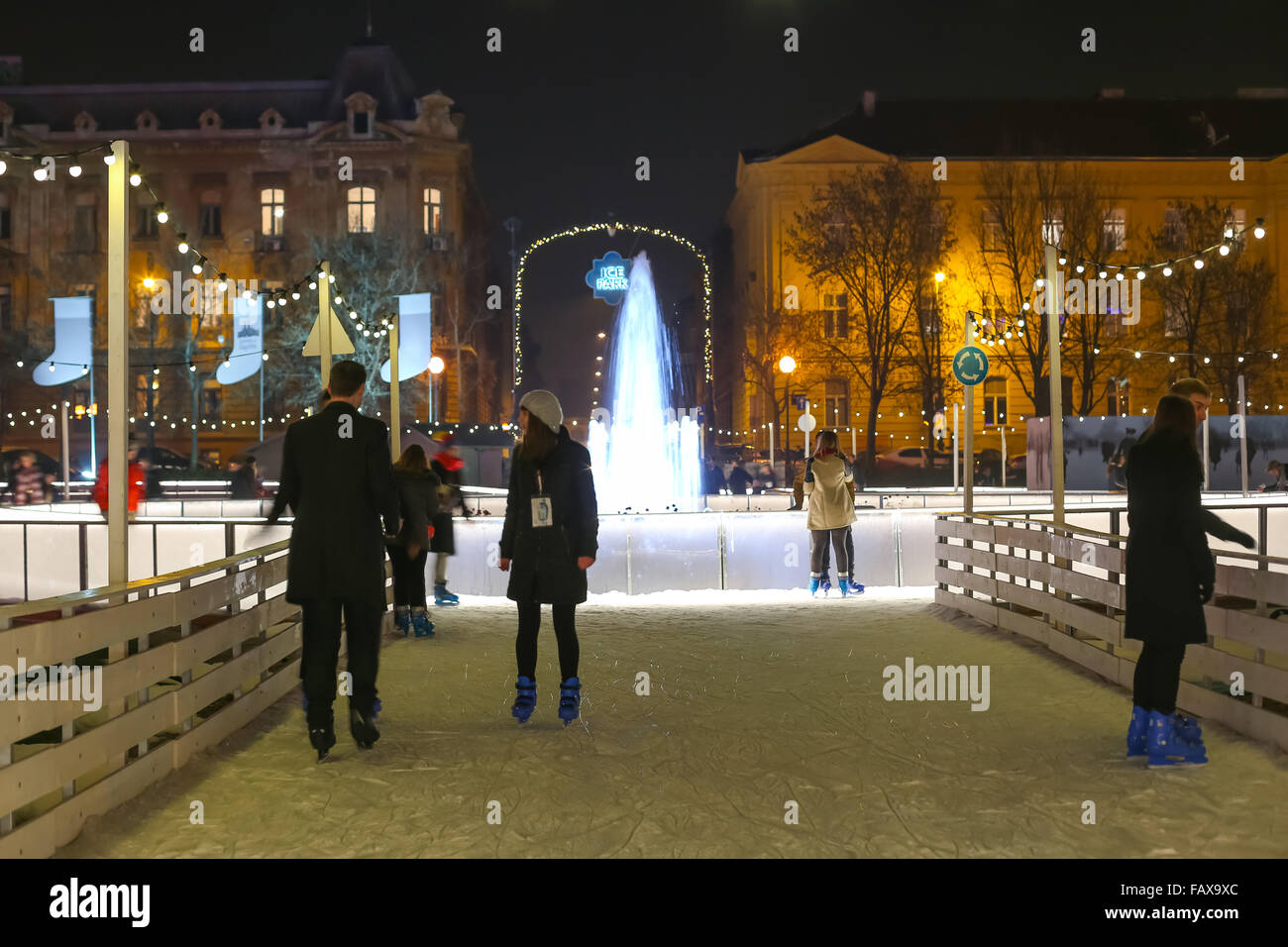 Menschen, die Eislaufen in der Stadt Eislaufbahn mit Brunnen auf Adventszeit in König Tomislav Park in Zagreb, Kroatien Stockfoto