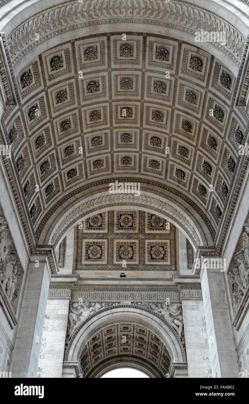 Blick auf das Innere des gewölbten Dach des Arc de Triomphe in Paris Frankreich. Stockfoto