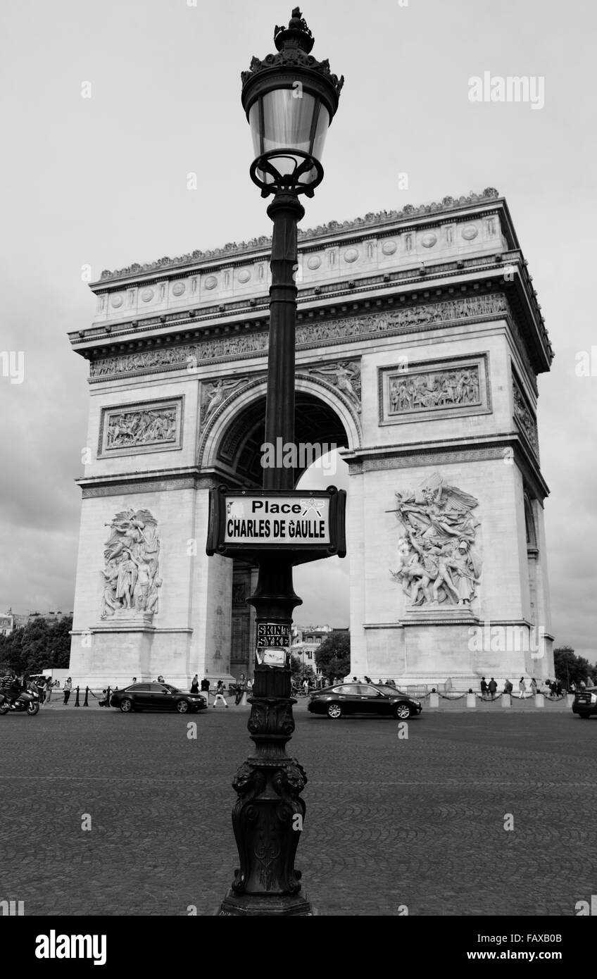 Schwarzen und weißen Blick auf einen Laternenpfahl und Schild mit dem Arc de Triomphe in Paris Frankreich. Stockfoto